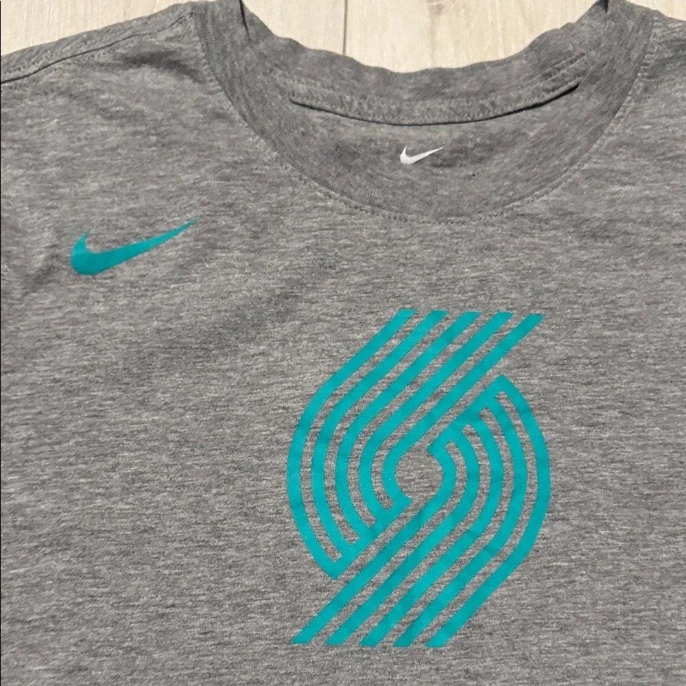 Men’s Nike Grey Heather T-Shirt with Portland TrailBlazers Logo NBA Size XS